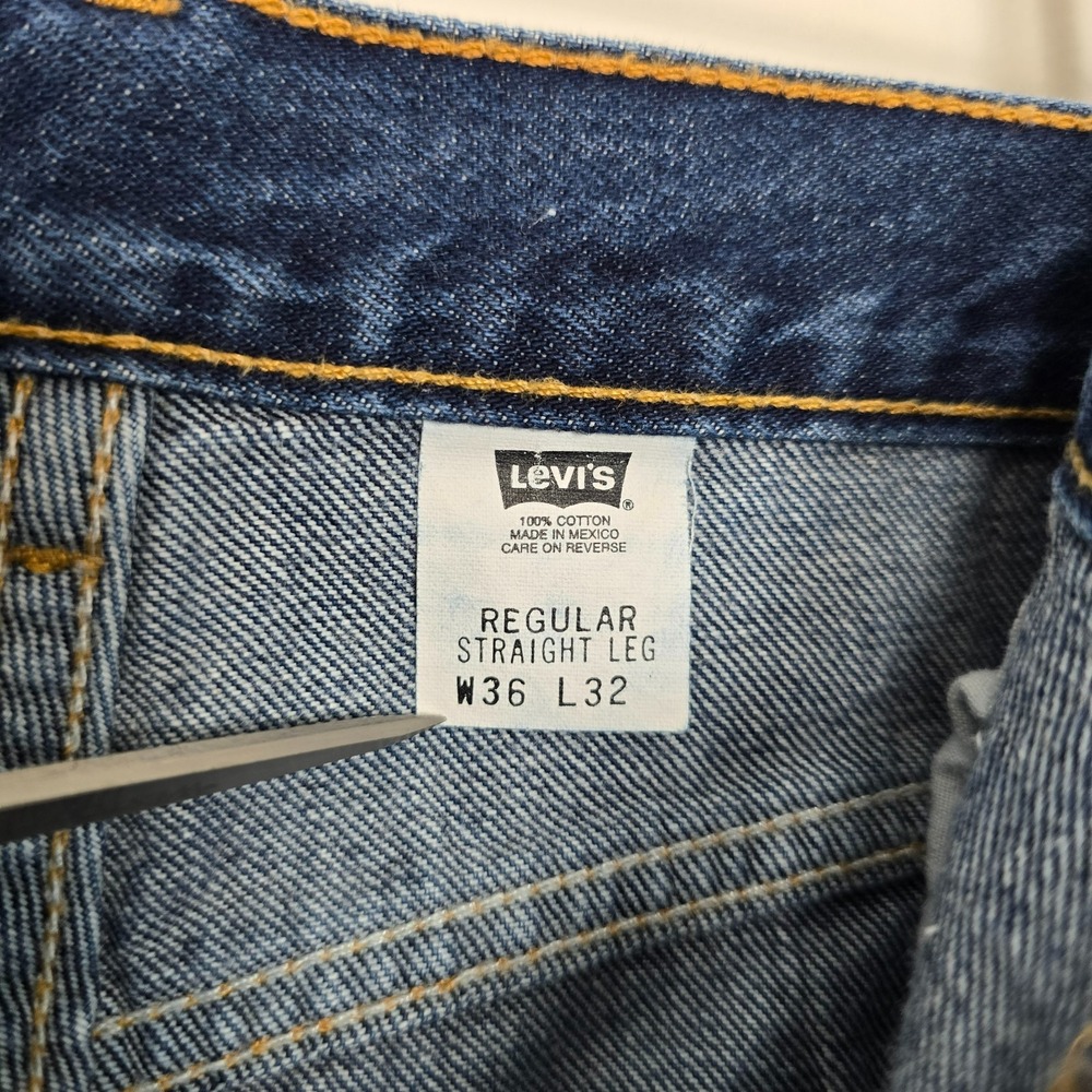 Vtg 2002 Levis Mens Straight Leg Denim Jeans Sz 36x32 Blue Heritage Classic Y2K - Picture 8 of 9